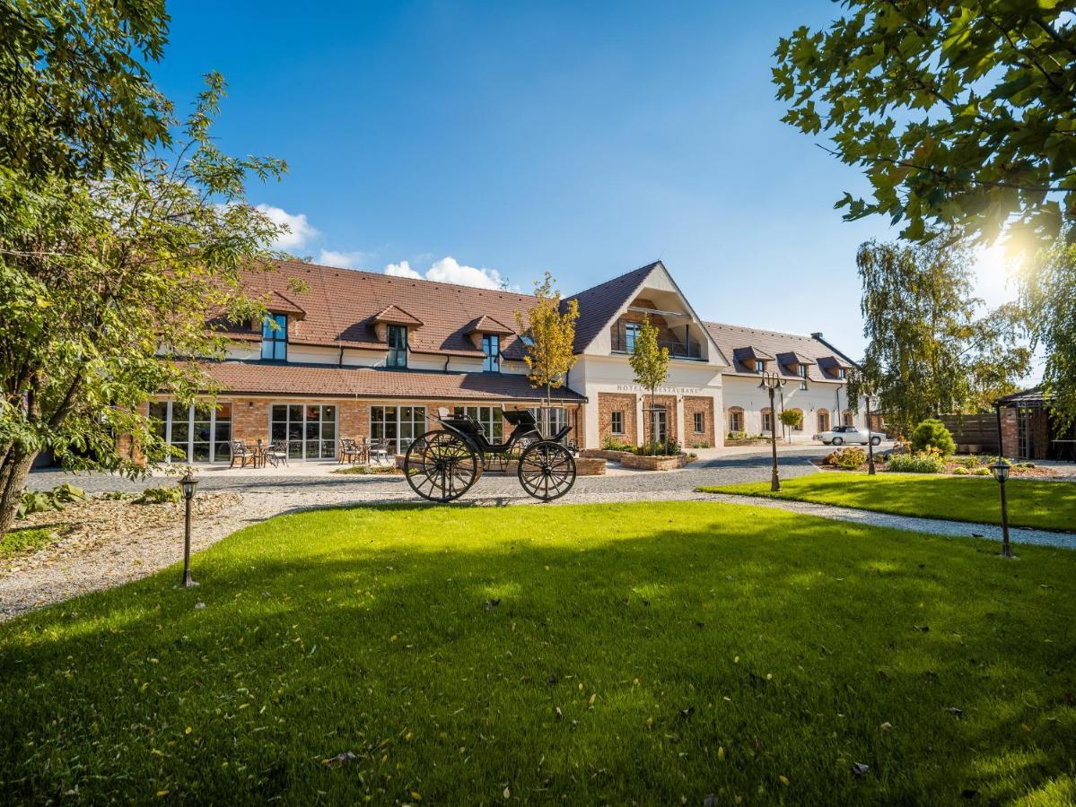 Arkady Hof Hotel Stupava Ngoại thất bức ảnh